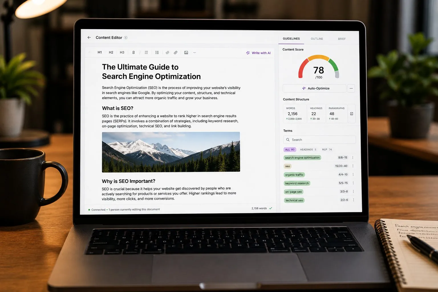 Laptop con content editor SEO aperto, score 78/100 e pannello con conteggio keyword, heading e paragrafi dell'articolo